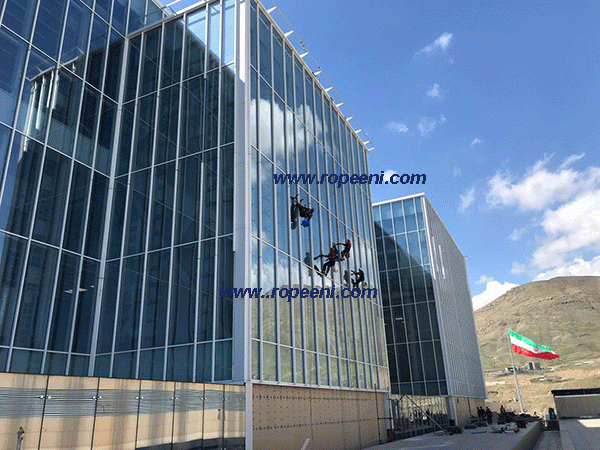 شستشوی نمای شیشه ای ساختمان